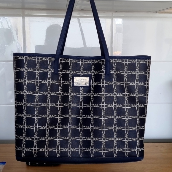 Oroton Handbags - Large Oroton Tote.